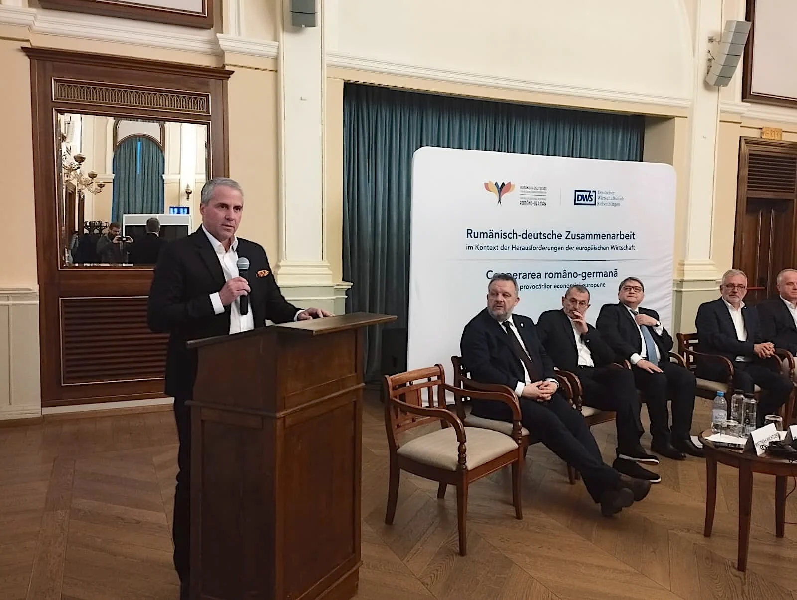 Directorii celor mai mari investitori germani din Transilvania, Aumovio (fosta Continental) și Bosch, au criticat miercuri seară, la Sibiu, climatul economic din România, exprimând îngrijorări legate de instabilitate, deciziile politice și reglementările europene
