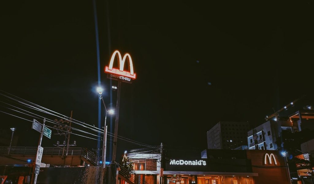 Șeful McDonald’s, gest stângaci: Educația mamei, de vină pentru gafă