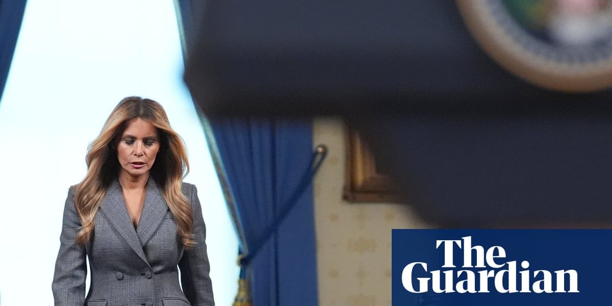 Melania Trump dezminte orice legătură cu Jeffrey Epstein Fosta Primă Doamnă a Statelor Unite, Melania Trump, a negat public orice relație cu controversatul om de afaceri Jeffrey Epstein și cu complicea sa, Ghislaine Maxwell