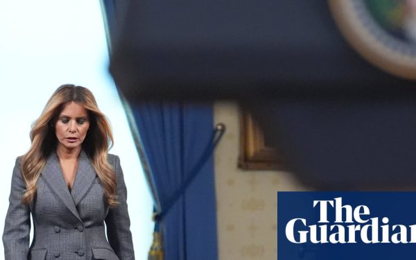 Melania Trump dezminte orice legătură cu Jeffrey Epstein Fosta Primă Doamnă a Statelor Unite, Melania Trump, a negat public orice relație cu controversatul om de afaceri Jeffrey Epstein și cu complicea sa, Ghislaine Maxwell