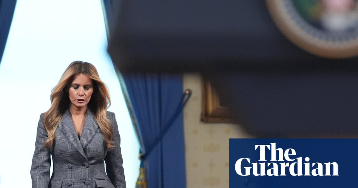 Melania Trump dezminte orice legătură cu Jeffrey Epstein Fosta Primă Doamnă a Statelor Unite, Melania Trump, a negat public orice relație cu controversatul om de afaceri Jeffrey Epstein și cu complicea sa, Ghislaine Maxwell