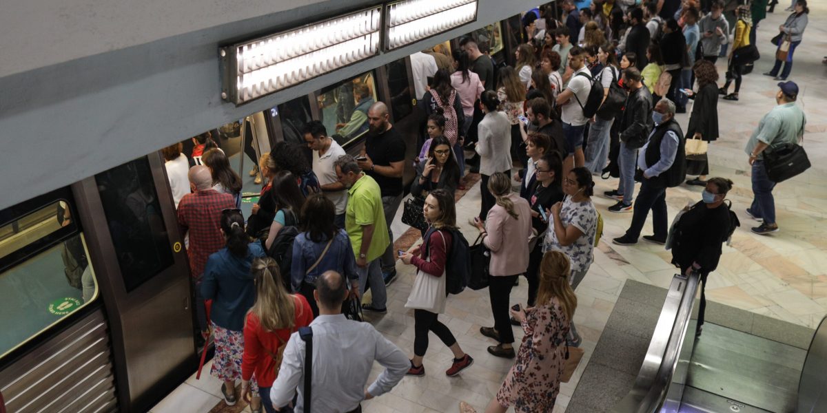 Petiție FURIOASĂ: 11.000 de bucureșteni se opun scumpirii metroului