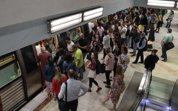 Petiție FURIOASĂ: 11.000 de bucureșteni se opun scumpirii metroului