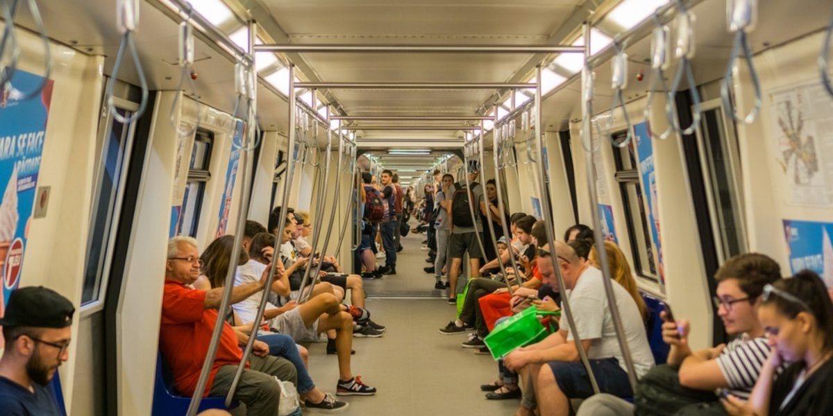 Metroul: 186 de angajați plătiți să vândă cartele, deși există automate!