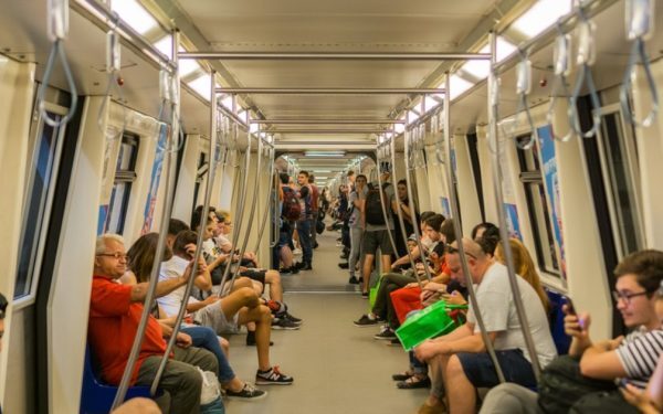Metroul: 186 de angajați plătiți să vândă cartele, deși există automate!