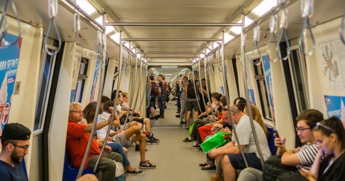 Metroul: 186 de angajați plătiți să vândă cartele, deși există automate!