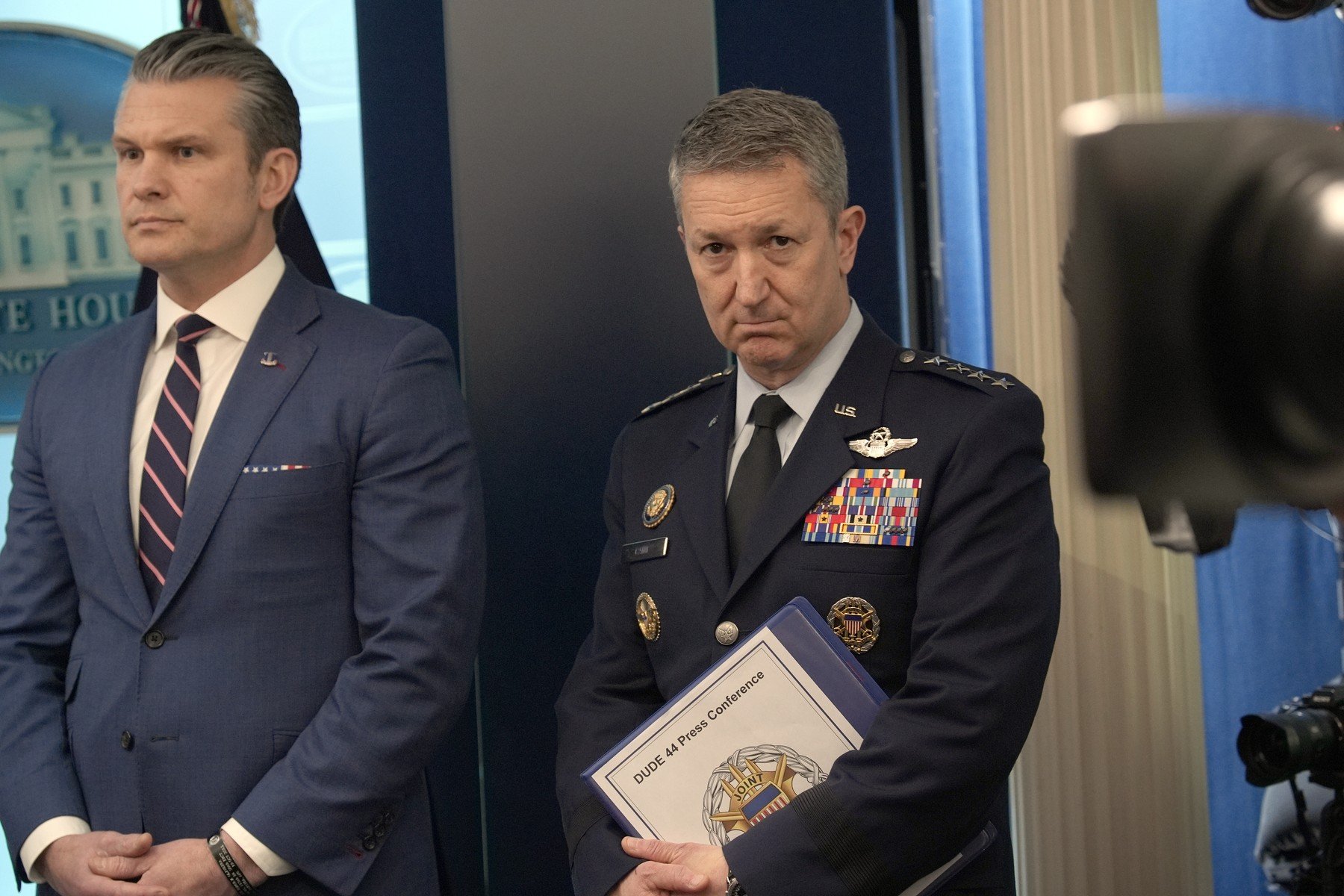 Președintele Donald Trump a dezvăluit detalii despre o misiune militară secretă de salvare a unor aviatori americani doborâți în Iran, ridicând semne de întrebare cu privire la amploarea operațiunii