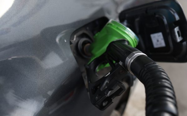 Benzina sub 8 lei: Scădere SURPRIZĂ după două luni de scumpiri pe piața din România