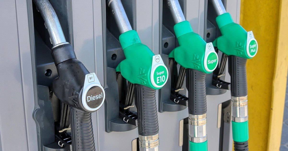 Un lanț important de benzinării din România a surprins piața sâmbătă printr-o decizie neobișnuită: vinde motorina premium mai ieftin decât cea standard