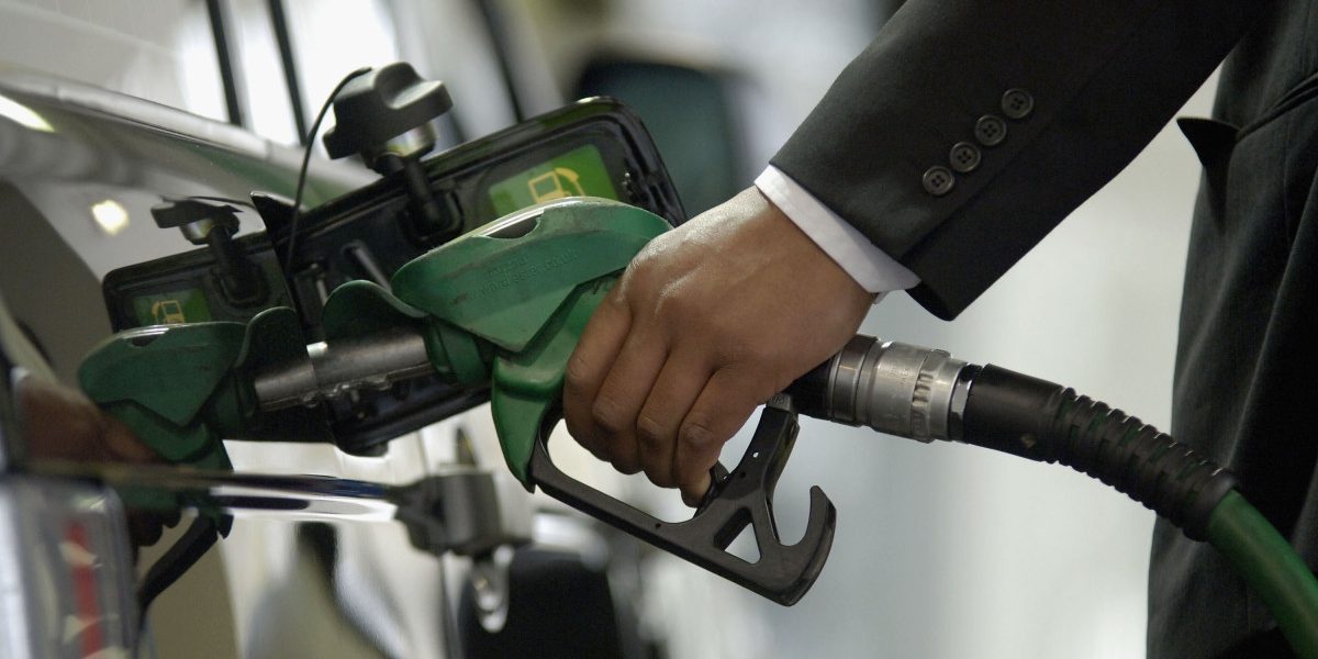 Motorina și benzina, din nou MAI SCUMPE: Cât plătești UN litru luni