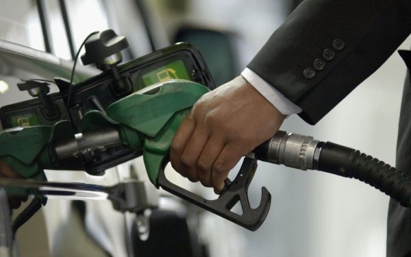 Motorina și benzina, din nou MAI SCUMPE: Cât plătești UN litru luni