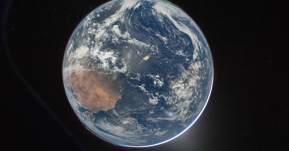 După lansarea cu succes a misiunii Artemis 2, astronauţii implicaţi au transmis primele mesaje video din spaţiu, oferind publicului o perspectivă unică asupra iniţiativei umane de a explora cosmosul