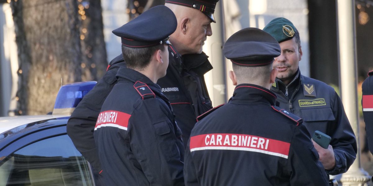 Jaf armat la Napoli: Angajați și clienți, luați ostatici de hoți