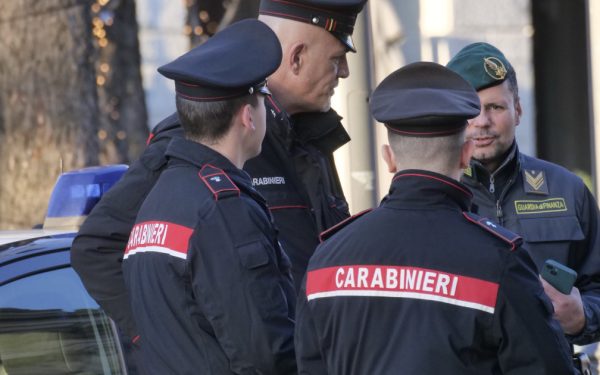 Jaf armat la Napoli: Angajați și clienți, luați ostatici de hoți