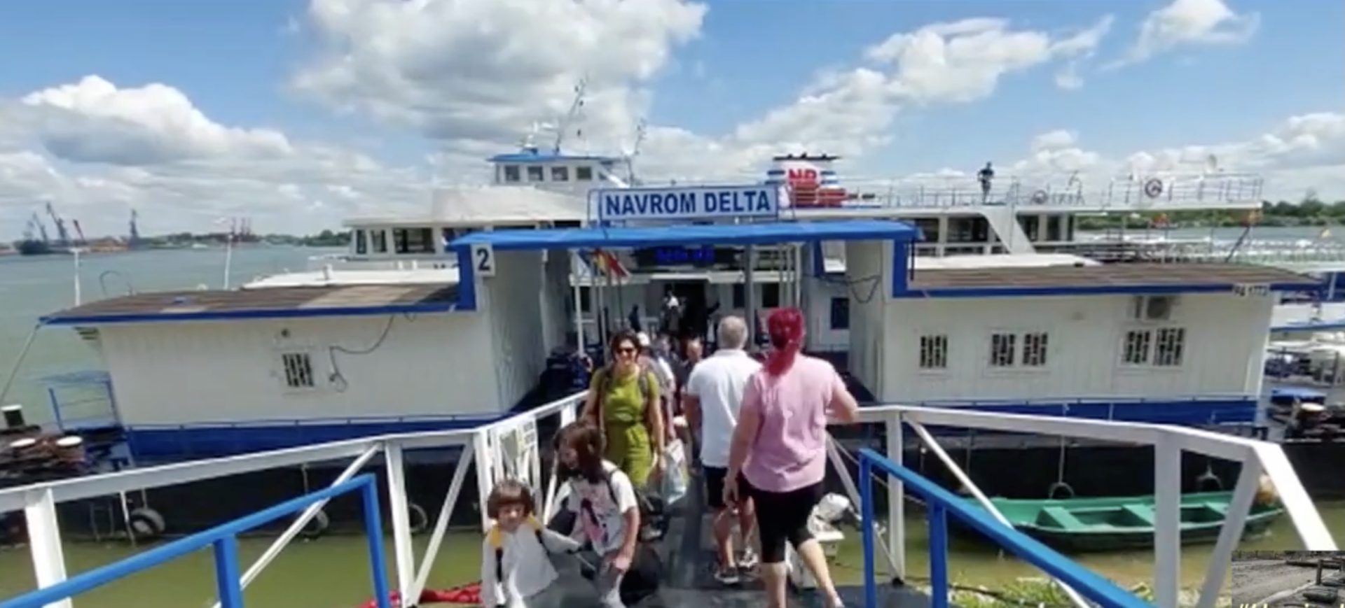 Societatea Navrom SA din Galați a anunțat că, începând de săptămâna viitoare, transportul pe Dunăre între satul IC Brătianu din județul Tulcea și municipiul Galați va fi asigurat de un bac cu capacitate limitată și cu un program redus față de cel existent anterior