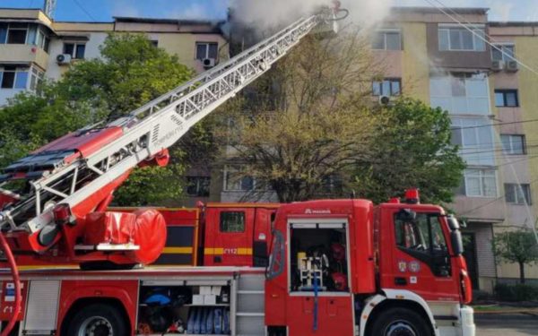 Incendiu puternic într-un bloc din Craiova: Locatari evacuați de urgență
