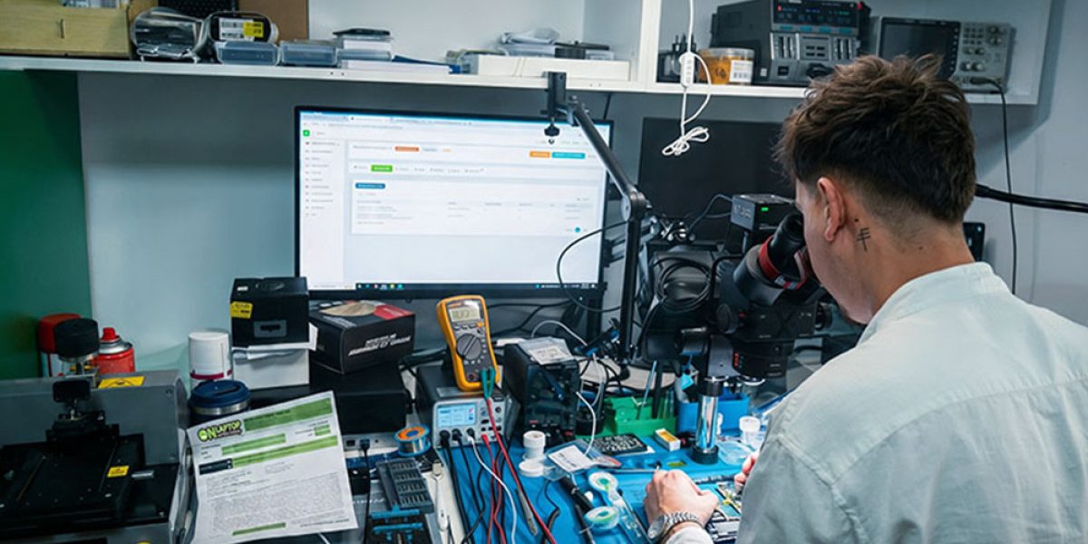 (P) Telefoane reparate: De ce unele rezistă ani, altele cedează rapid?