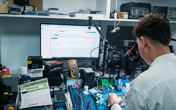 (P) Telefoane reparate: De ce unele rezistă ani, altele cedează rapid?