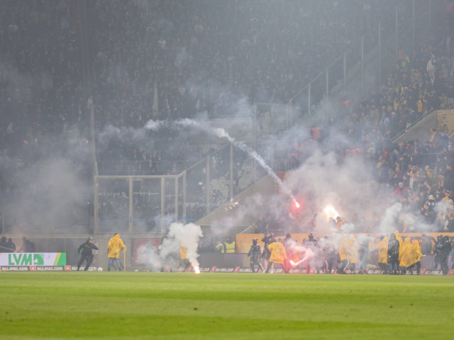 haos în 2. Bundesliga: ultrașii invadează terenul și aruncă torțe asupra fanilor adverși