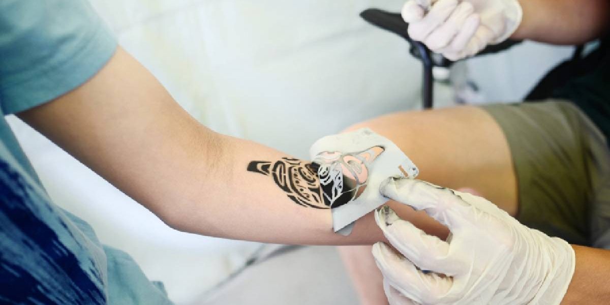 Tatuajele, un nou scut anti-melanom? Studiile promit protecție