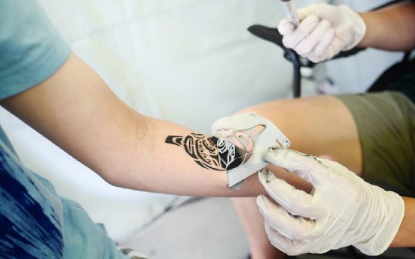 Tatuajele, un nou scut anti-melanom? Studiile promit protecție