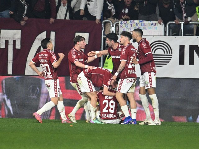 Duelul dintre Rapid București și Universitatea Cluj din etapa a treia a play-off-ului SuperLiga se va desfășura luni, de la ora 20:30, pe stadionul din Giulești, fiind transmis în direct la Digi Sport 1, pe site-ul digisport.ro și prin aplicația Digi Sport, disponibilă exclusiv abonaților DIGI România aflați pe teritoriul țării