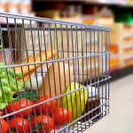 Metoda rapidă prin care românii fac economii la cumpărături: reduceri pe mobil