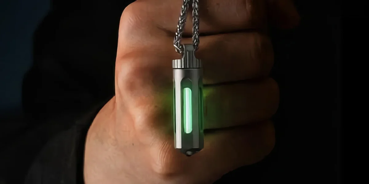 Un breloc din titan uimește: Luminează 25 de ani fără baterii