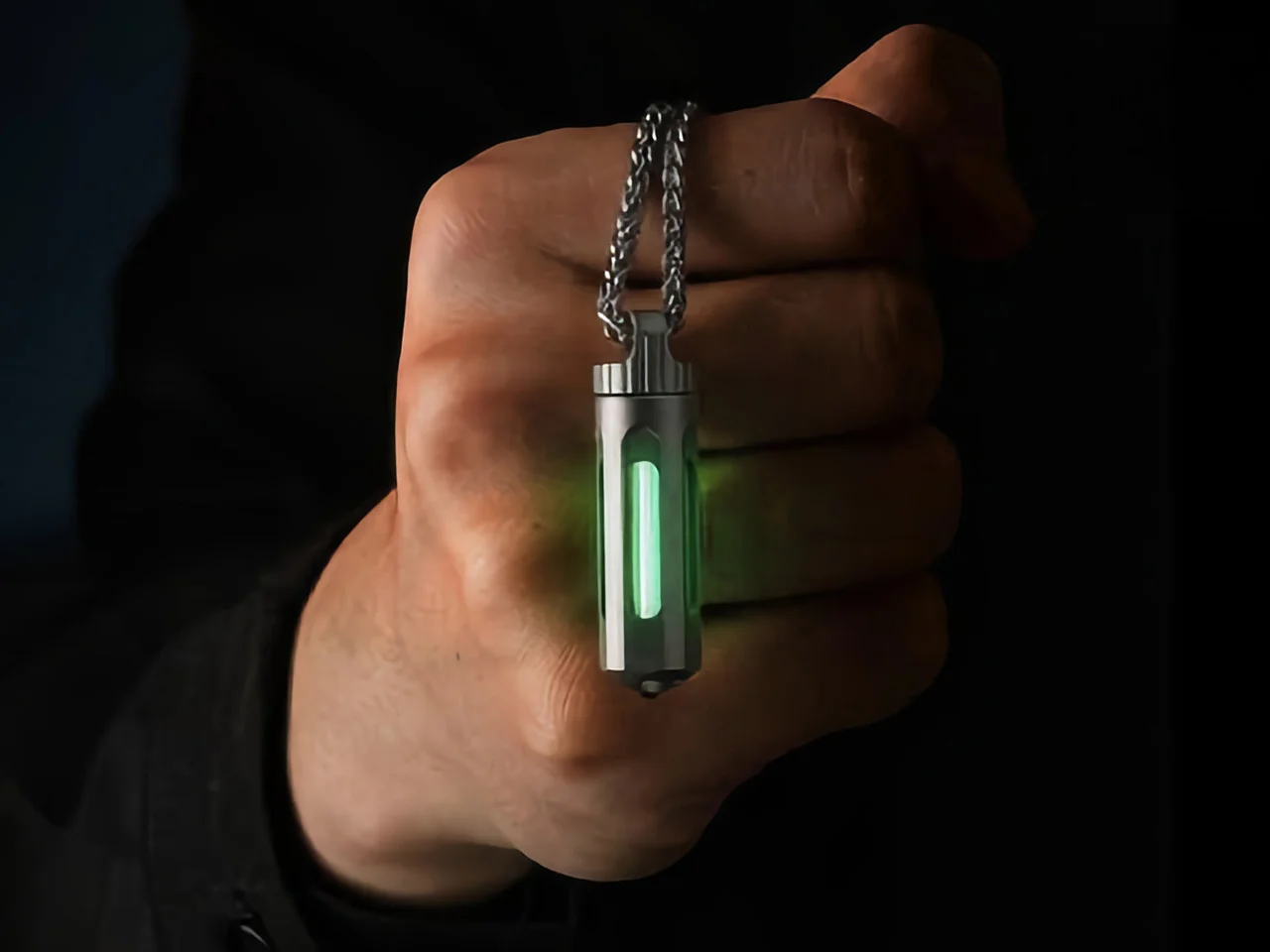 Un breloc din titan uimește: Luminează 25 de ani fără baterii