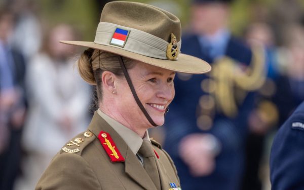 SUZANNE COYLE, prima femeie general, conduce Armata Australiană – Premieră istorică