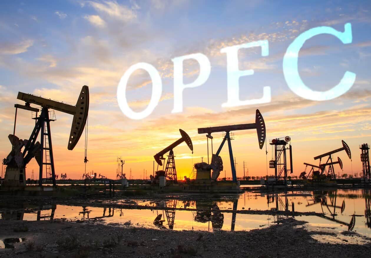 Membrii OPEC+ intenționează să își majoreze cotele de producție pentru luna mai, însă decizia are caracter mai mult simbolic, având în vedere restricțiile impuse de conflictul din Orientul Mijlociu, care limitează capacitatea de producție și complică livrările pentru unii dintre cei mai importanți membri ai cartelului