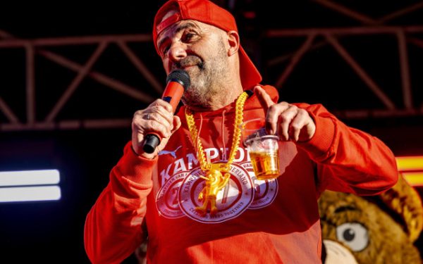 Bere și trabucuri pentru antrenorul lui Man: Show după titlu pentru PSV!