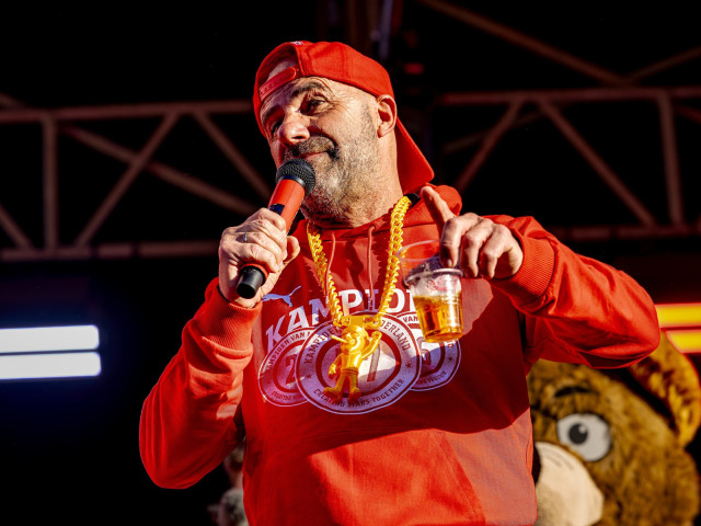 Bere și trabucuri pentru antrenorul lui Man: Show după titlu pentru PSV!