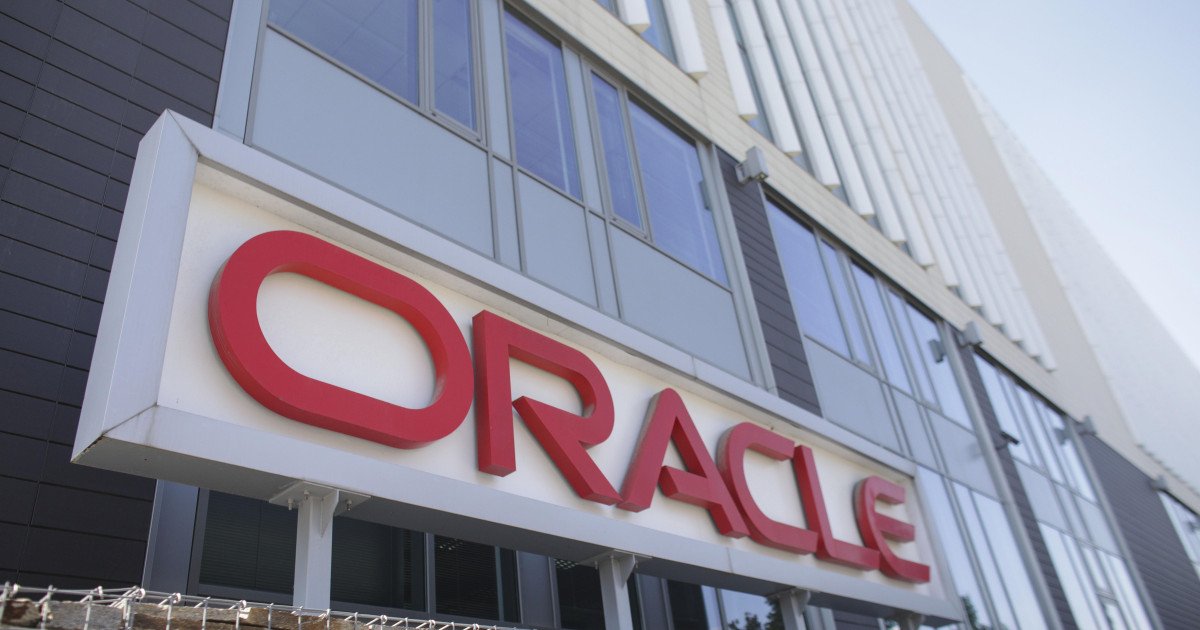 Oracle concediază mii de angajați în contextul investițiilor uriașe în inteligența artificială Compania americană de software Oracle a început să reducă masiv personalul, concediind mii de angajați în contextul unei strategii agresive de investiții în infrastructura dedicată inteligenței artificiale