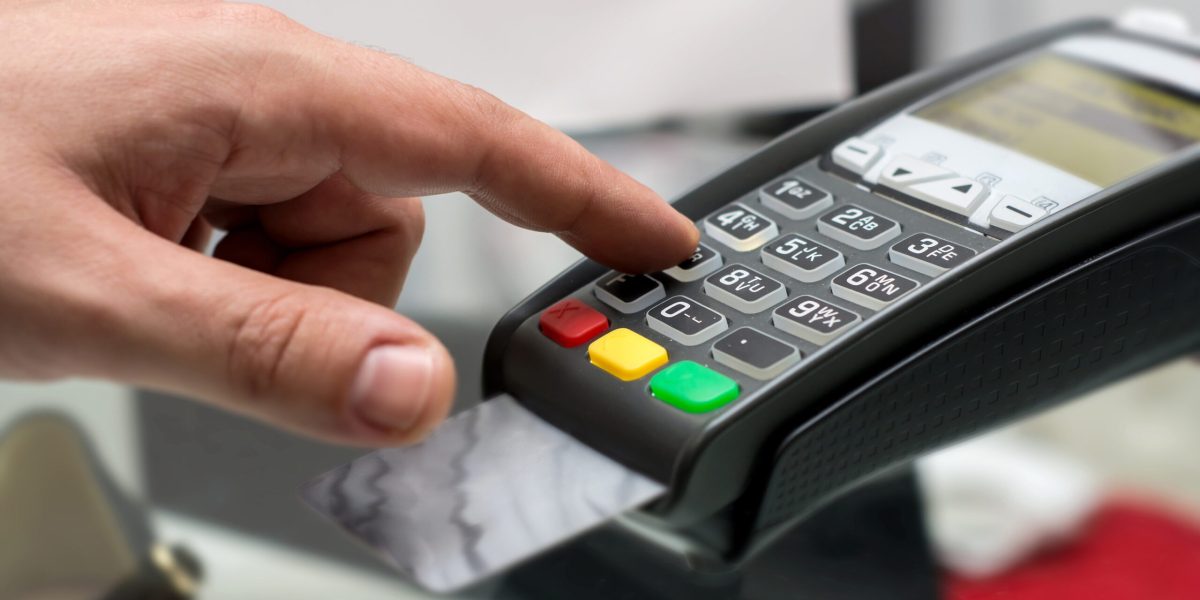 Cardul, singura modalitate de plată: Numerarul, interzis în restaurante