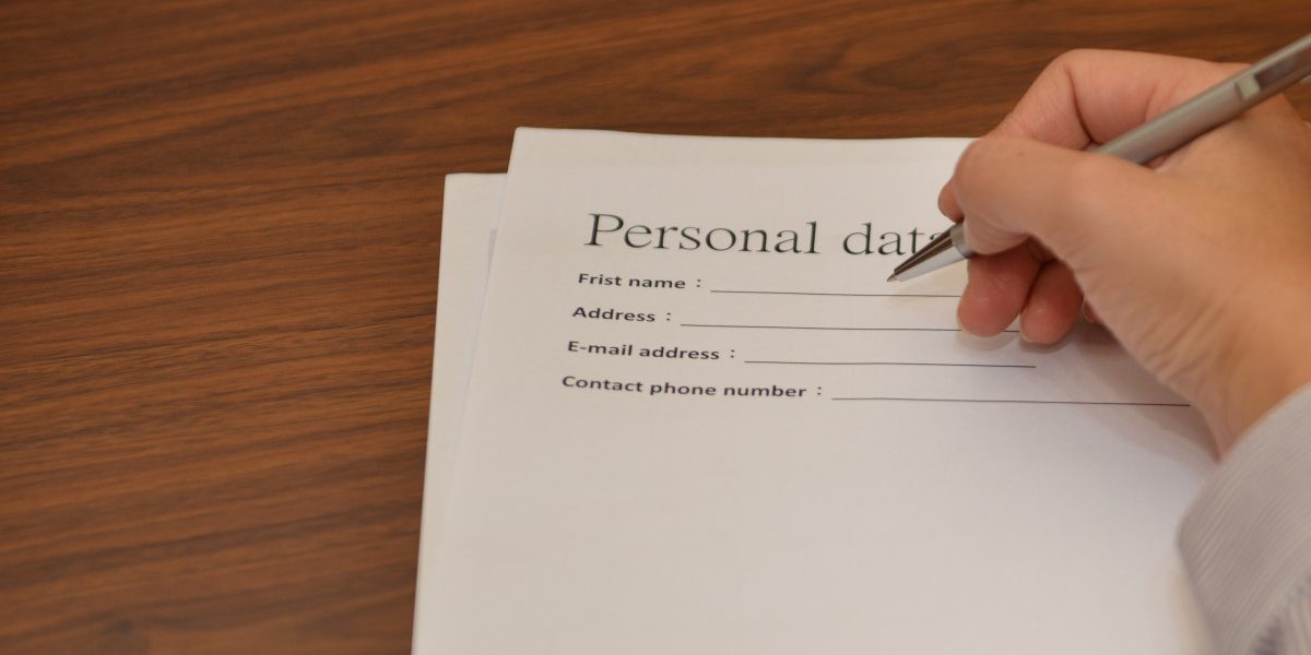 Cum completezi corect formularele online: Greșeala comună a românilor cu Nume și Prenume