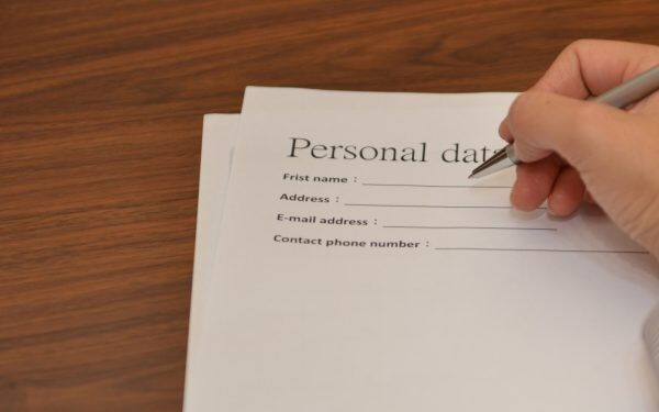 Cum completezi corect formularele online: Greșeala comună a românilor cu Nume și Prenume