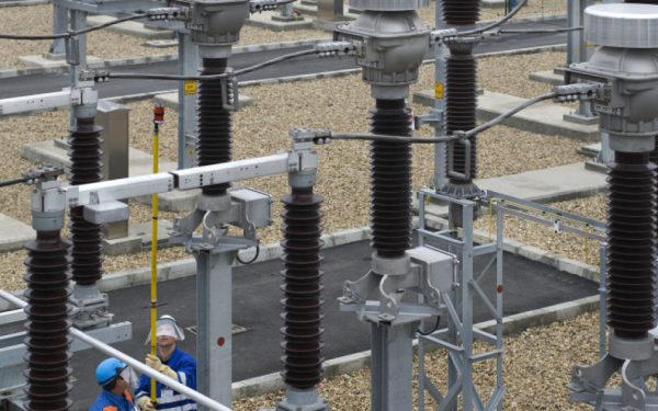 Guvernul înăsprește regulile pentru racordarea la electricitate