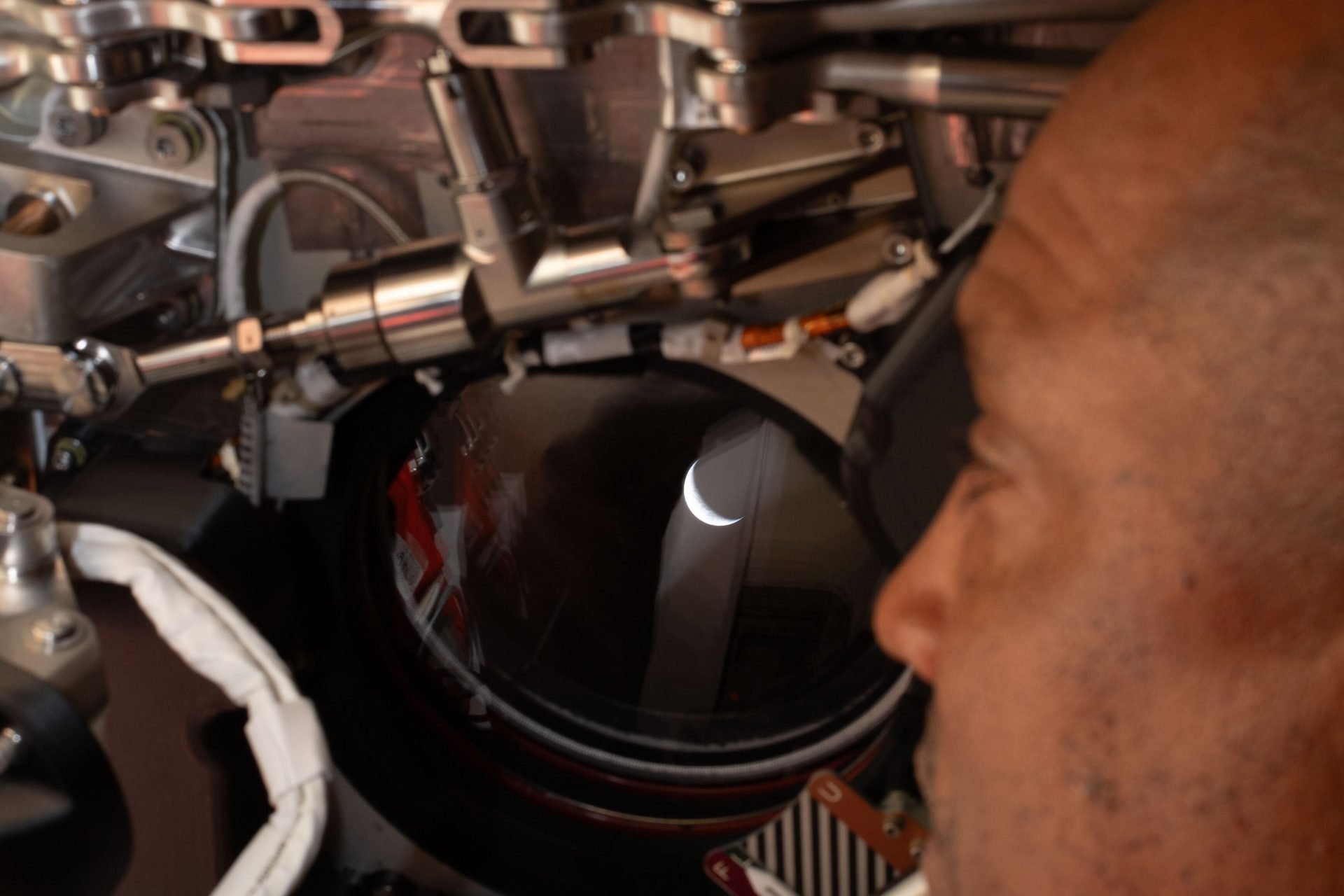 Cei patru astronauți ai misiunii Artemis au încheiat cu succes o serie de manevre spectaculoase deasupra Lunii, incluzând observarea unor cratere necunoscute și unul dintre cele mai vizuale răsărituri și apusuri ale Pământului din istorie