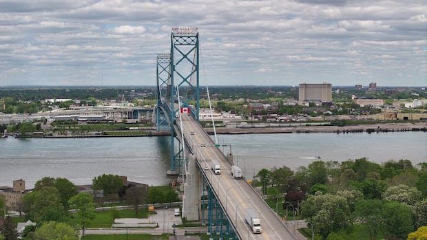 Traficul comercial de pe granița Canada-Statele Unite a suferit o schimbare neașteptată, iar stilul tradițional de rutare a mărfurilor a fost influențat semnificativ de costurile ridicate la podul Ambassador