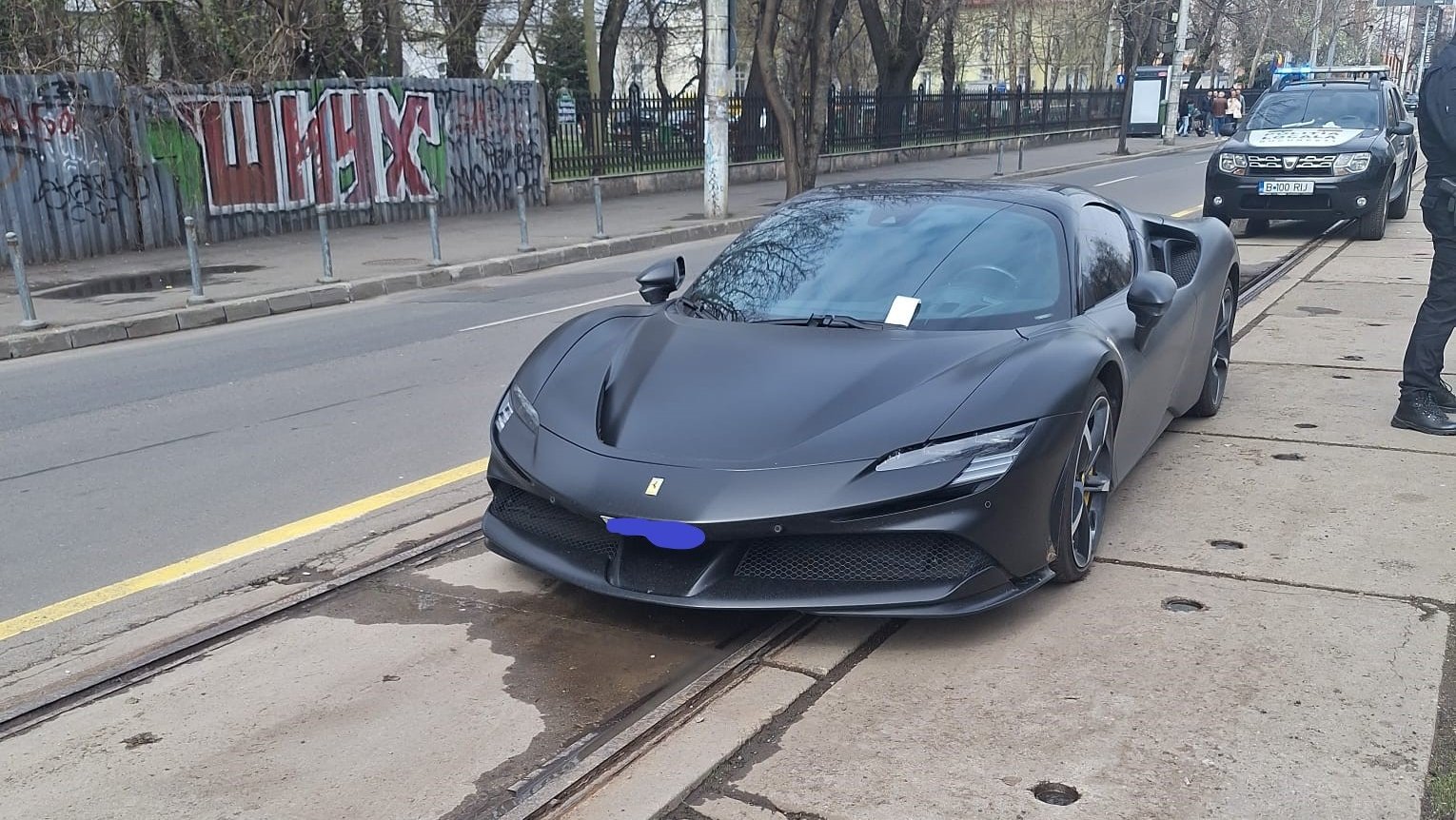 Ferrari ridicat de Poliția Locală pe Bulevardul Ion Mihalache, într-o zonă cu parcări ilegale Un posesor de Ferrari Spider a rămas fără mașină după ce Poliția locală Sector 1 a intervenit pentru ridicarea acesteia, pentru parcare ilegală pe linia de tramvai din centrul Capitalei