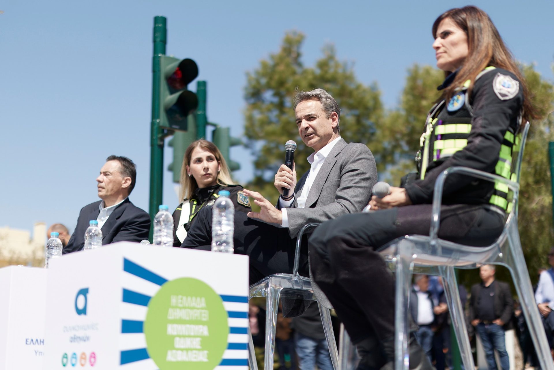 Premierul grec Kyriakos Mitsotakis anunță implementarea camerelor de supraveghere rutieră Premierul Greciei, Kyriakos Mitsotakis, a declarat oficial că în curând vor fi instalate camerele de supraveghere rutieră pe arterele principale din țară