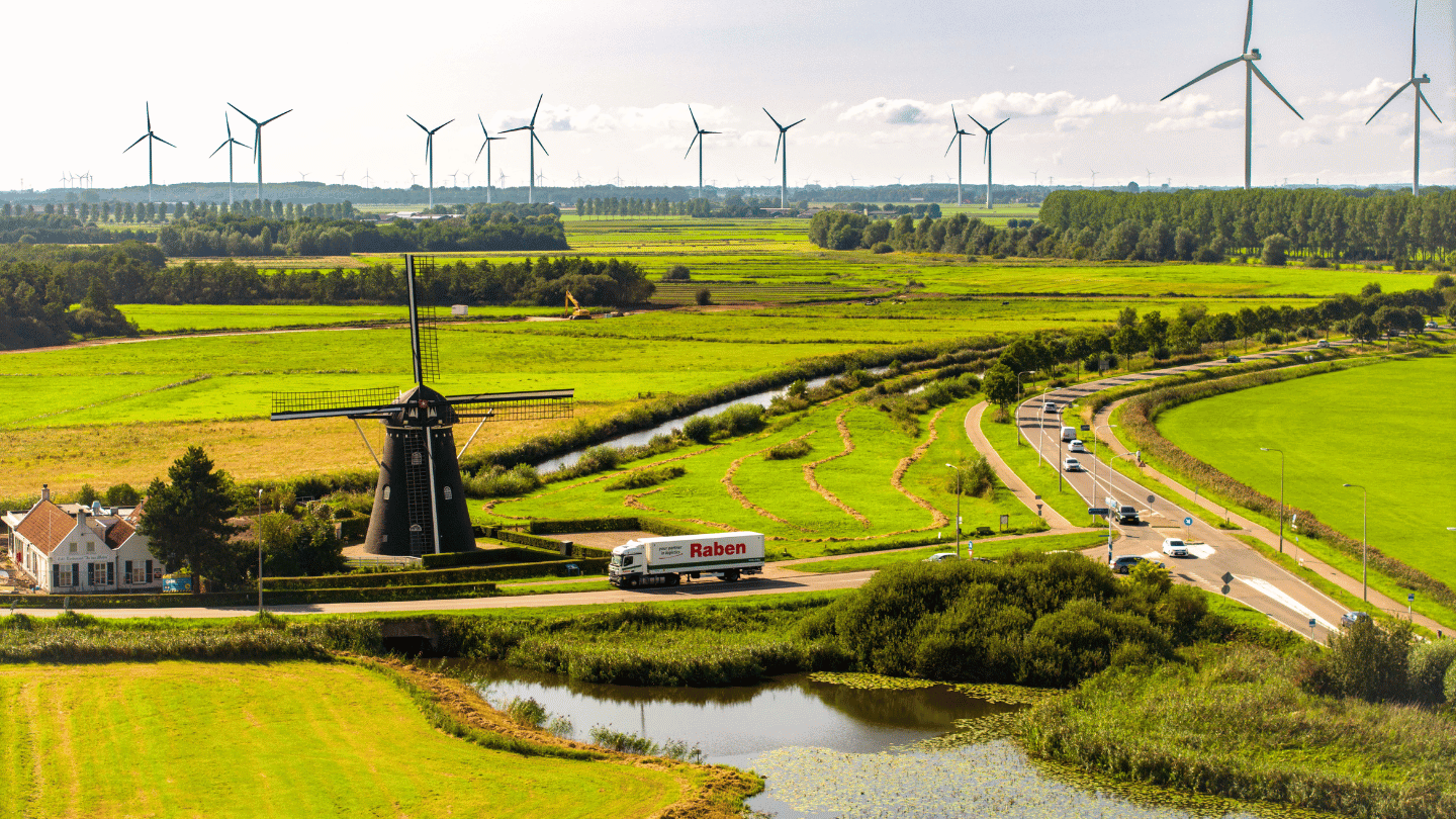 Scumpirea carburanților a generat o creștere semnificativă a costurilor pentru sectorul logistic, în special pentru transportul rutier, însă impactul asupra prețurilor finale ale produselor rămâne în mare parte moderat, explică Cătălina Zamfir, Manager Transport Internațional la Raben România