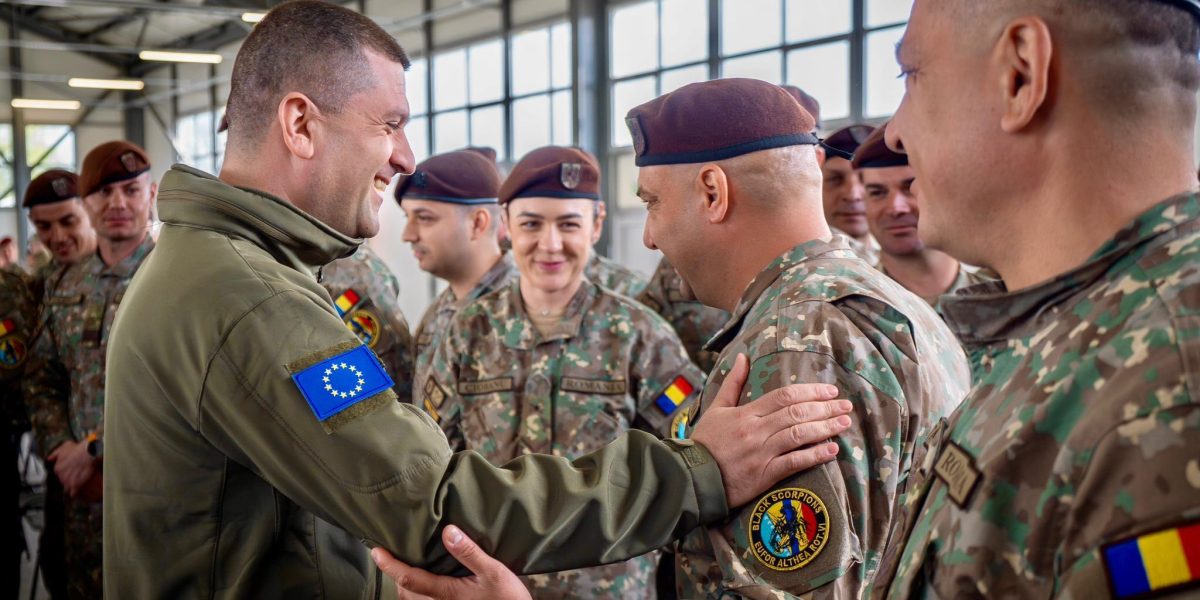 Miniștrii Apărării și MApN, la militarii români din Bosnia