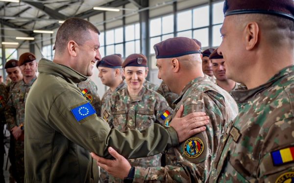 Miniștrii Apărării și MApN, la militarii români din Bosnia