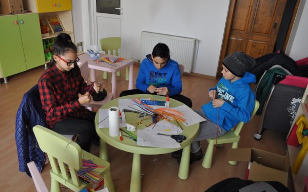 Criza în Sectorul 3: Copiii, la mila asistenților fără experiență, 125+ cazuri de abuz