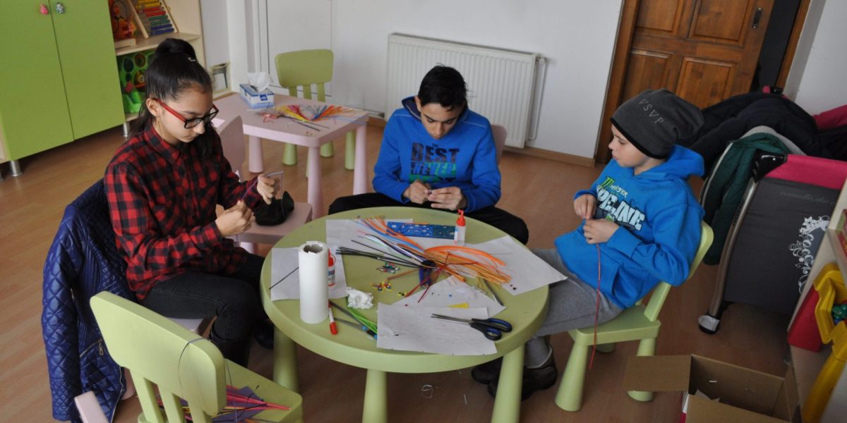 Criza în Sectorul 3: Copiii, la mila asistenților fără experiență, 125+ cazuri de abuz