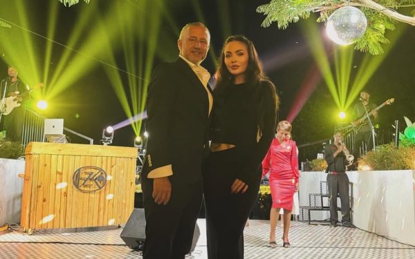 Reghecampf, în România cu familia și… angajata din Filipine?