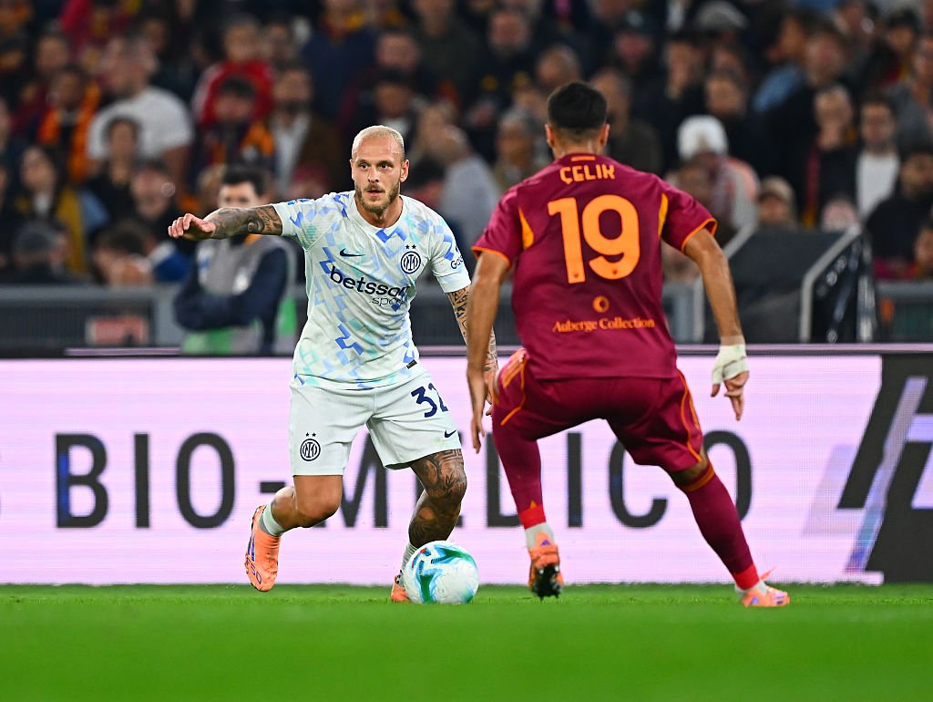 Duminică, pe stadionul San Siro, va avea loc meciul dintre Inter și Roma, un act decisiv pentru campionatul de Serie A, în condițiile în care lupta pentru titlu devine tot mai strânsă