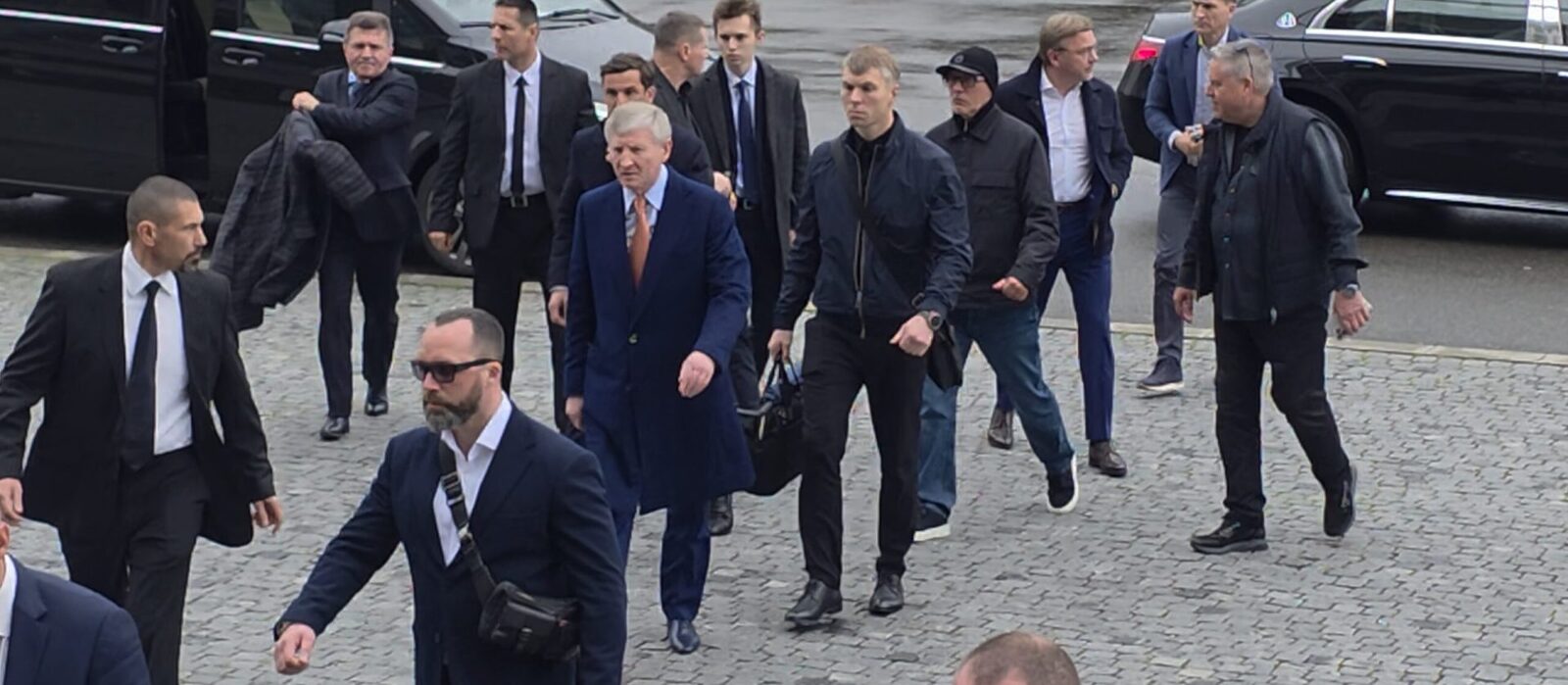 Ucraineanul Rinat Ahmetov, unul dintre cei mai influenți oligarhi din Europa de Est, a fost prezent la București pentru a-și lua rămas bun de la Mircea Lucescu